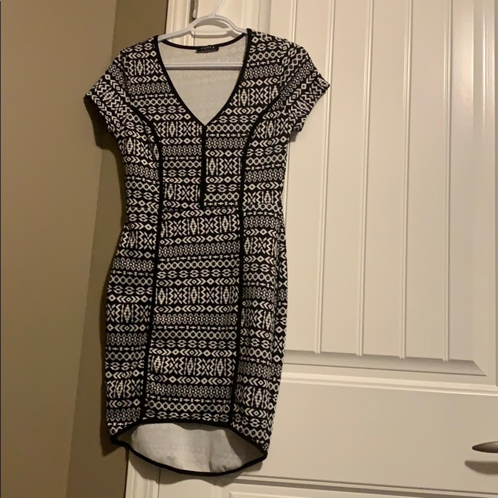 Black and white geo short dress